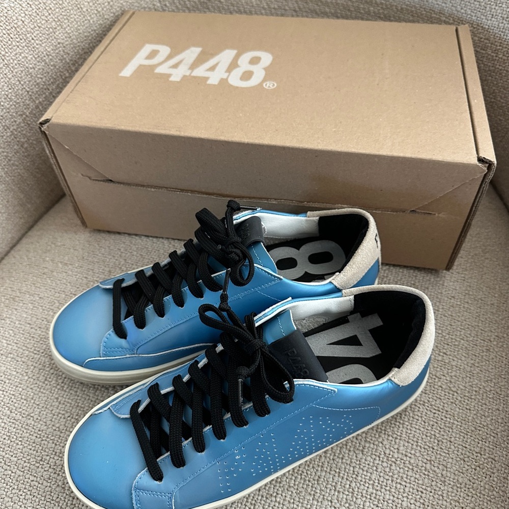 P448 John Solaris in blue leather
